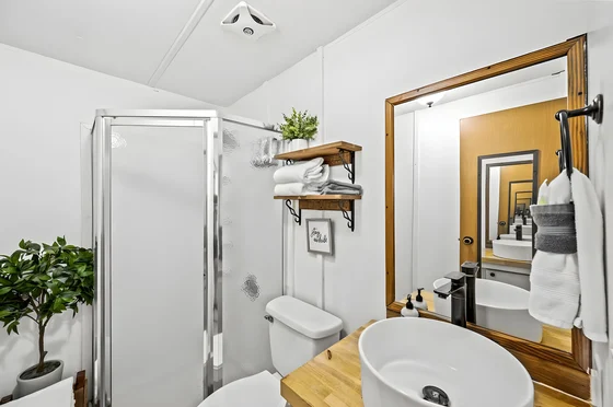 Bathroom 1 - Image 3