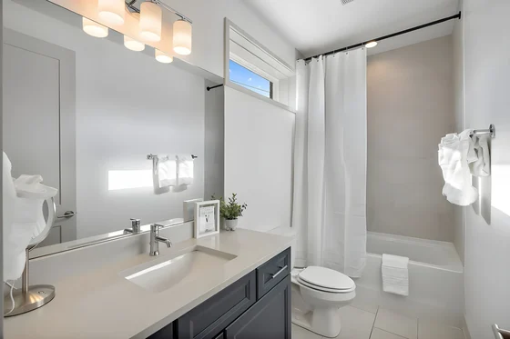 Bathroom 4 - Image 3