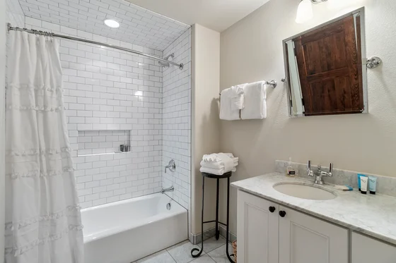 Bathroom 3 - Image 1