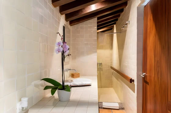 Bathroom 2 - Image 7