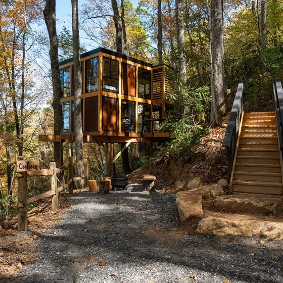 The Cūbus Treehouse - Suspended Bridge & Platform