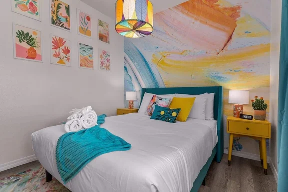 Casa Noho Deals!, Dogs OK, No. Hyde Park